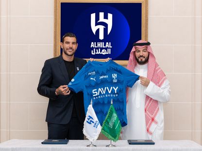 ثيو هيرنانديز يحمل قميص الهلال مع رئيس النادي فهد بن نافل - 10 يوليو 2025 - X/@Alhilal_FC