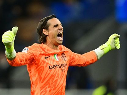يان سومر حارس إنتر ميلان يحتفل بأحد أهداف فريقه أمام برشلونة في دوري أبطال أوروبا - 6 مايو 2025 - Reuters