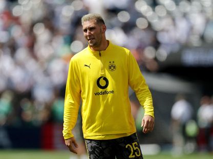 لاعب بوروسيا دورتموند نيكلاس زوله أثناء الإحماء قبل مباراة ريال مدريد في كأس العالم للأندية - 5 يوليو 2025 - Reuters