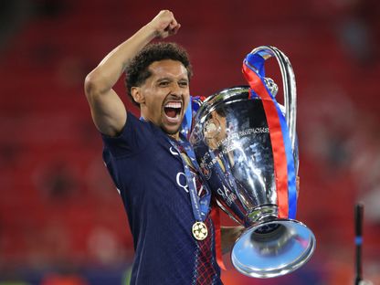 ماركينيوس قائد باريس سان جيرمان يرفع كأس دوري أبطال أوروبا بعد الفوز على أرسنال في النهائي - 30 مايو 2026 - REUTERS