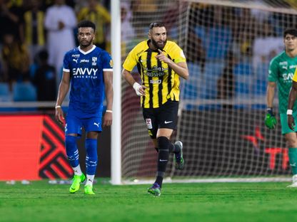 علي البليهي مدافع الهلال (يسار الصورة) خلال مباراة الاتحاد في دوري روشن السعودي - 21 سبتمبر 2024 - X/@SPL