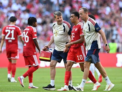 جمال موسيالا لاعب بايرن ميونيخ يغادر الملعب في المواجهة أمام لايبزيغ - 15 أغسطس 2026 - REUTERS