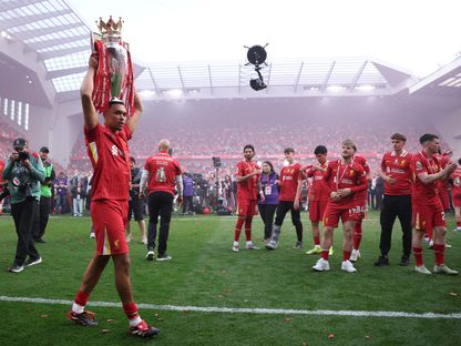 ترينت ألكسندر أرنولد يرفع كأس الدوري الإنجليزي الممتاز في "أنفيلد" ملعب ليفربول - 25 مايو 2025 - Reuters