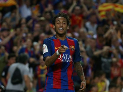 لاعب برشلونة نيمار يحتفل بالتسجيل ضد ديبورتيفو ألافيس بنهائي كأس ملك إسبانيا - 27 مايو 2017 - Reuters