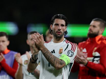 دومينيك سوبوسلاي يلقي التحية على الجمهور بعد مباراة إيرلندا في تصفيات كأس العالم 2026 - 7 سبتمبر 2025 - Reuters