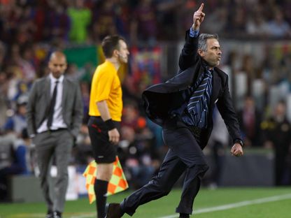 احتفال جوزيه مورينيو مدرب إنتر ميلان بالتأهل لنهائي دوري أبطال أوروبا على حساب برشلونة في 2010 - 28 أبريل 2010 - Reuters