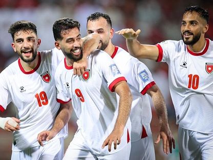 فرحة لاعبي منتخب الأردن بعد حسم التأهل التاريخي لكأس العالم - 5 يونيو 2026 - X/FIFAcom