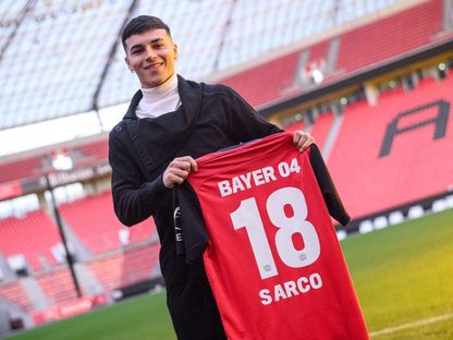 أليخو ساركو يحمل قميص باير ليفركوزن بعد التوقيع مع الفريق حتى 2029 - 2 يناير 2024 - X/@bayer04fussball