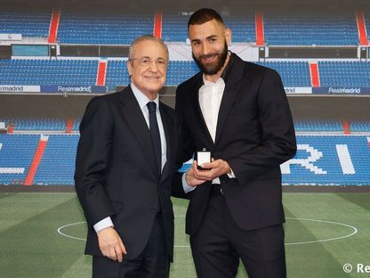 كريم بنزيما يتسلم الوسام الذهبي من فلورنتينو بيريز رئيس نادي ريال مدريد - 6 يونيو 2023 - realmadrid.com