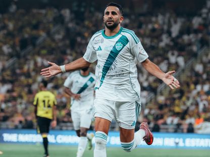 احتفال رياض محرز نجم الأهلي بتسجيل هدف في مرمى الاتحاد بالدوري السعودي - 8 نوفمبر 2025 - X/@ALAHLI_FC