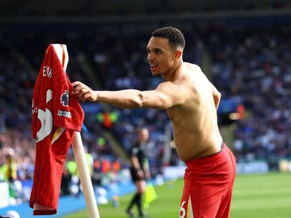 ترينت ألكسندر أرنولد ظهير ليفربول الأيمن يحتفل بهدفه أمام ليستر سيتي بالدوري الإنجليزي - 20 أبريل 2025 - Reuters