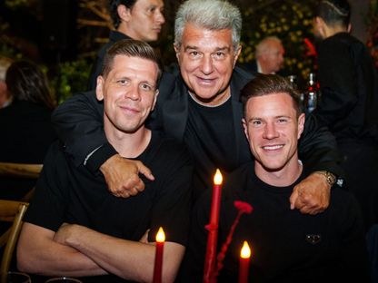 رئيس برشلونة جوان لابورتا متوسّطاً مارك أندريه تير شتيغن وفويتشيك تشيزني خلال عشاء للنادي - 21 مايو 2025 - X/@FCBarcelona