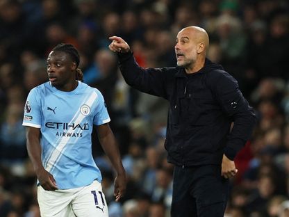 بيب غوارديولا مدرب مانشستر سيتي ولاعبه جيريمي دوكو في لقاء ليدز يونايتد بالدوري الإنجليزي - 29 نوفمبر 2025 - Reuters