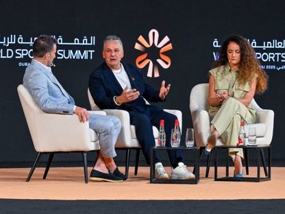 روبرتو باجيو (وسط) وابنته فالنتينا (يمين) في حوار مع أليساندرو ديل بييرو في القمة العالمية للرياضة بدبي - 30 ديسمبر 2025 - X/@AlBayanSports