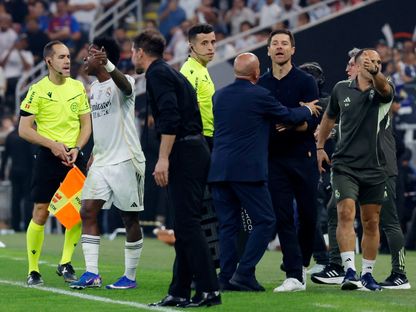 فينيسيوس وجونيور ودييغو سيميوني خلال مواجهة ريال مدريد وأتلتيكو مدريد في نصف نهائي كأس السوبر الإسباني - 8 يناير 2026 - Reuters