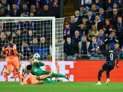 كارلوس فوربس يسجل هدفاً لكلوب بروج في مرمى برشلونة بدوري أبطال أوروبا - 5 نوفمبر 2025 - REUTERS