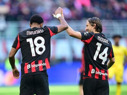 لوكا مودريتش (يمين) يحتفل مع نكونكو بعد التسجيل مع ميلان ضد فيرونا - 28 ديسمبر 2025 - Reuters