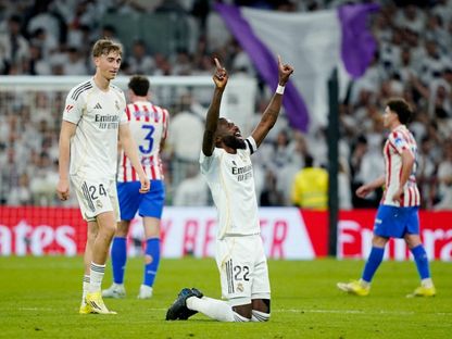 دين هويسن وأنطونيو روديغر بعد مباراة ريال مدريد وأتلتيكو مدريد بالدوري الإسباني - 22 مارس 2026 - Reuters