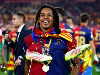 جول كوندي لاعب برشلونة يحتفل بعد التتويج بكأس ملك إسبانيا على حساب ريال مدريد - 26 أبريل 2025 - Reuters