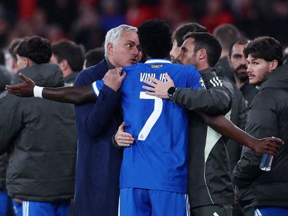 جوزيه مورينيو مدرب بنفيكا يتحدث مع فينيسيوس جونيور لاعب ريال مدريد خلال مواجهتهما بدوري أبطال أوروبا - 19 فبراير 2026 - Reuters