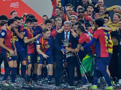 رئيس برشلونة جوان لابورتا يحتفل مع اللاعبين بعد إحراز كأس السوبر الإسباني أمام ريال مدريد في جدة - 12 يناير 2025 - Reuters