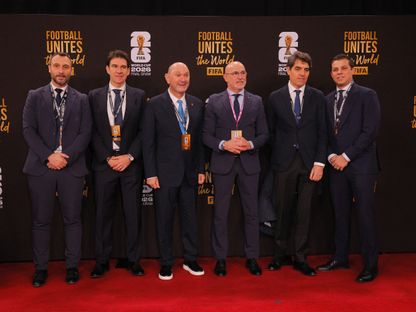 لويس دي لا فوينتي متوسّطاً وفد إسبانيا قبل قرعة كأس العالم 2026 في واشنطن - 5 ديسمبر 2025 - REUTERS