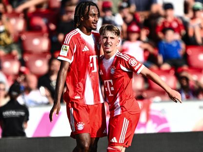 لاعبا بايرن ميونيخ لينارت كارل (إلى اليمين) وجونا كوسي-أساري يحتفلان بالهدف الثاني أمام غراسهوبرز - 12 أغسطس 2025 - X/@FCBayern
