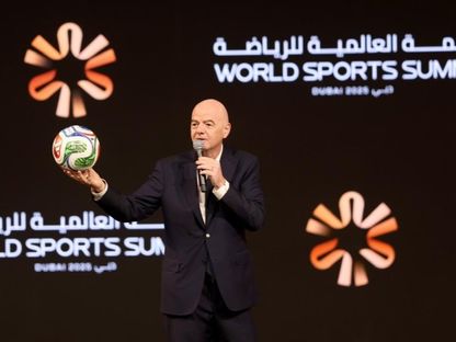 جياني إنفانتينو رئيس الاتحاد الدولي لكرة القدم خلال مشاركته في القمة العالمية للرياضة في دبي - 29 ديسمبر 2025 - X/@aawsat_spt