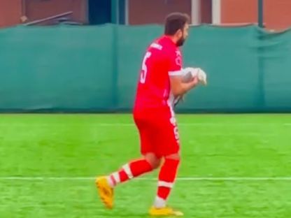 لاعب إسطنبول يوردوم سبور ينقذ طائراً أصابته الكرة في مباراة - IG/istanbulyurdumsk