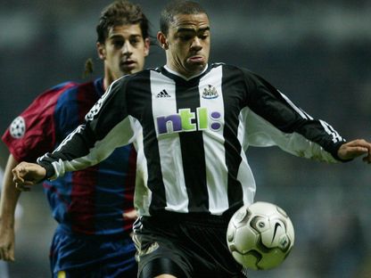 صراع على الكرة بين لاعب نيوكاسل داير ولاعب برشلونة جيرارد في مواجهة بدوري أبطال أوروبا - 19 مارس 2003 - Reuters