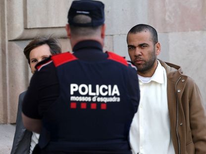 النجم البرازيلي داني ألفيس أمام المحكمة في برشلونة - Reuters