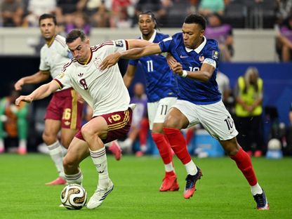 كيليان مبابي وفابيان رويز في صراع بلقاء فرنسا وإسباني بنصف نهائي كأس العالم - 14 يوليو 2026 - Reuters