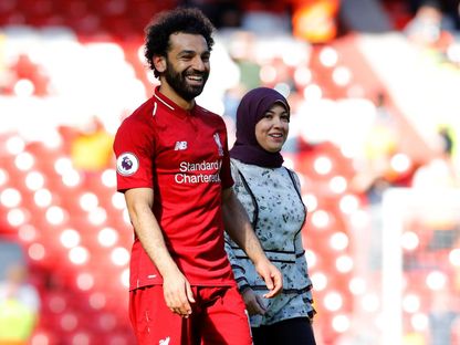 نجم ليفربول محمد صلاح يتجول في ملعب أنفيلد إلى جانب زوجته ماغي بعد مباراة ولفرهامبتون في الدوري الإنجليزي الممتاز -  12 مايو 2019 - Reuters