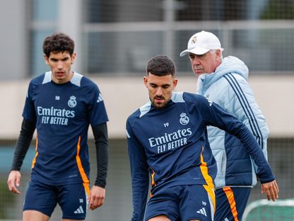 داني سيبايوس في مران ريال مدريد أمام أنظار المدرب كارلو أنشيلوتي قبل مواجهة بلباو بالدوري الإسباني - 18 أبريل 2025 - Real Madrid FC