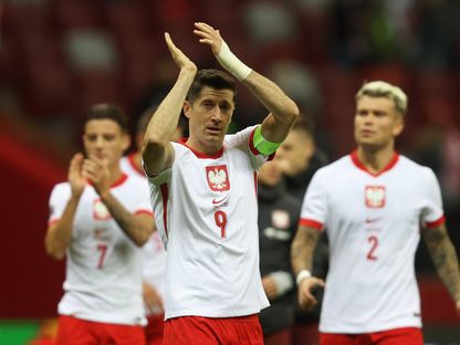 روبرت ليفاندوفسكي قائد منتخب بولندا يحيي الجمهور بعد التعادل مع كرواتيا في دوري الأمم الأوروبية - 15 أكتوبر 2024 - Reuters