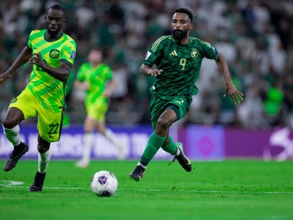 فراس البريكان مهاجم السعودية في صراع على الكرة مع أحد مدافعي أستراليا - 10 يونيو 2025 - x/@SaudiNT