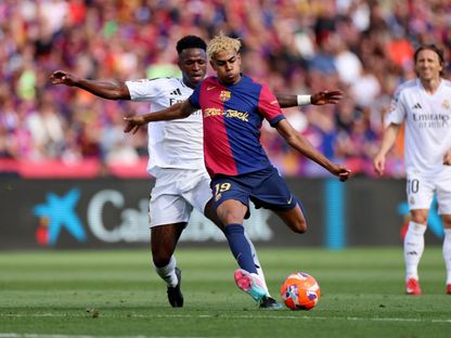 لامين يامال لاعب برشلونة وفينيسيوس جونيور لاعب ريال مدريد في صراع على الكرة خلال الكلاسيكو - 11 مايو 2025 - REUTERS