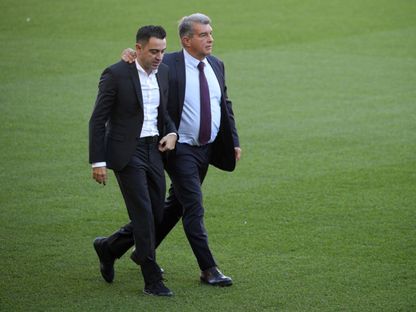 رئيس برشلونة جوان لابورتا ومدرب الفريق تشافي هيرنانديز - 8 نوفمبر 2021 - Reuters