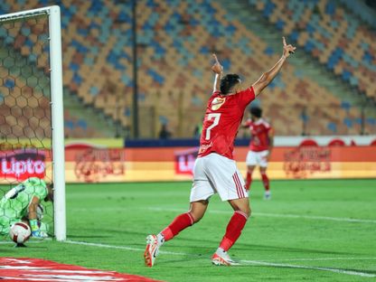 محمود حسن "تريزيغيه" لاعب الأهلي يعترض على الحكم بسبب عدم احتساب هدف أمام سيراميكا كليوباترا في الدوري المصري - 19 سبتمبر 2025 - fb/Al Ahly SC