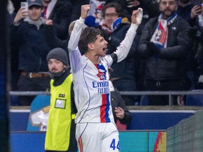 خالص مراح لاعب أولمبيك ليون الفرنسي يحتفل بعد تسجيله هدفاً في شباك باوك اليوناني في منافسات الدوري الأوروبي - 29 يناير 2026 - facebook/olympiquelyonnais