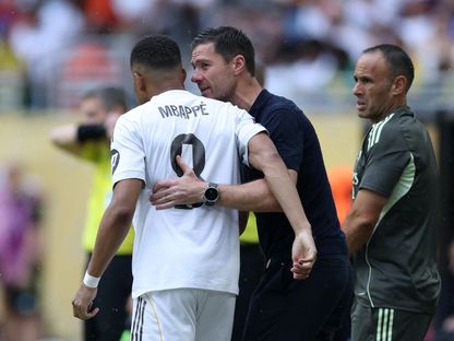 تشابي ألونسو مدرب ريال مدريد يتحدث مع لاعبه كيليان مبابي خلال مواجهة يوفنتوس في ثمن نهائي كأس العالم للأندية - 1 يوليو 2025 - Reuters
