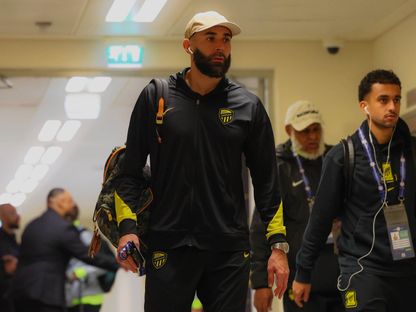 كريم بنزيما لدى وصول لاعبي الاتحاد إلى ملعب الإنماء لمواجهة الأخدود بالدوري السعودي - 26 يناير 2026 - X/@ittihad