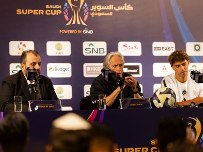 مدرب النصر جورجي جيسوس رفقة جواو فيليكس في المؤتمر الصحفي الذي يسبق مواجهة الاتحاد في السوبر السعودي - 18 أغسطس 2025 - X/@SaudiSuperCup