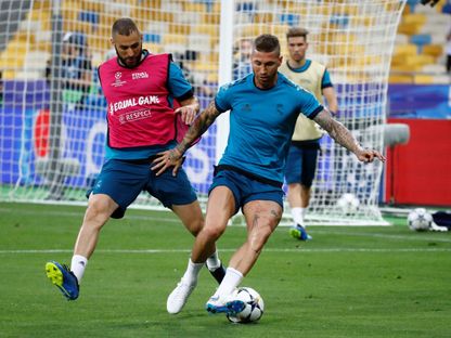 كريم بنزيما في صراع على الكرة مع زميله السابق سيرخيو راموس في حصة تدريبية لريال مدريد - 25 مايو 2018 - REUTERS