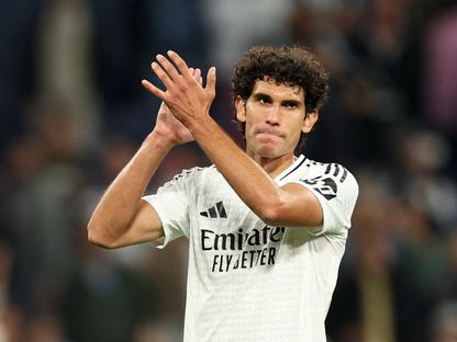 خيسوس فاييخو مدافع ريال مدريد يحيي الجماهير خلال لقاء ألافيس بالدوري الإسباني - 25 سبتمبر 2024 - Reuters