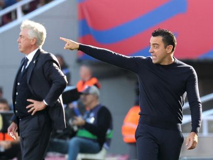 تشافي هيرنانديز وكارلو أنشيلوتي خلال مباراة بين برشلونة وريال مدريد - 28 أكتوبر 2023 - Reuters