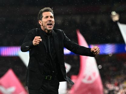 دييغو سيميوني مدرب أتلتيكو مدريد يوجه التحية للجماهير بعد الخسارة أمام أرسنال في دوري أبطال أوروبا - 5 مايو 2026 - Reuters