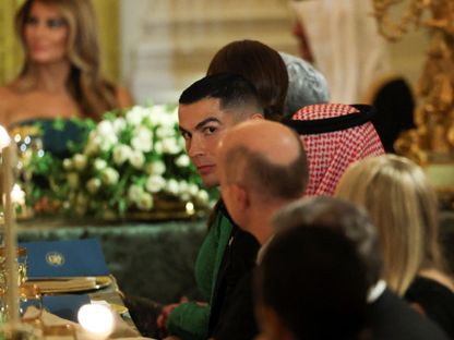 نجم النصر السعودي كريستيانو رونالدو أثناء حضور مأدبة عشاء أقامها الرئيس الأمريكي دونالد ترامب لولي العهد السعودي محمد بن سلمان في البيت الأبيض - 18 نوفمبر 2025 - ٌReuters