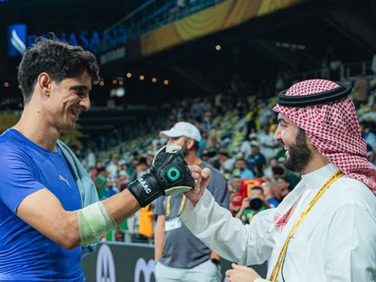 رئيس الهلال السعودي فهد بن نافل مع الحارس المغربي ياسين بونو بعد بلوغ ثمن نهائي كأس العالم للأندية - 27 يونيو 2025 - X/@Alhilal_FC