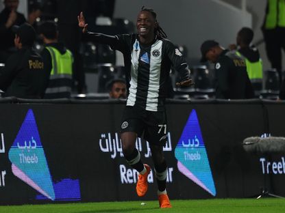 هارون كامارا مهاجم الشباب يحتفل بتسجيل هدف في مرمى الفتح بدوري روشن السعودي - 5 ديسمبر 2024 - X/@SPL